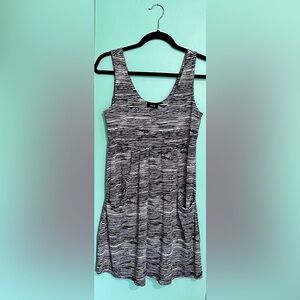 Apt.9 Sleeveless Black&White Dress w/pockets (95% polyester/5% spandex) RN#69459